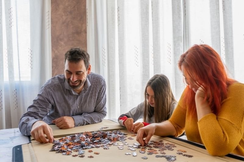 aile içi puzzle oynamak