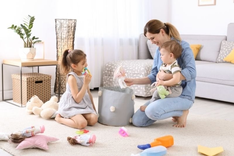 Çocuklarla Oyuncakları Toplama