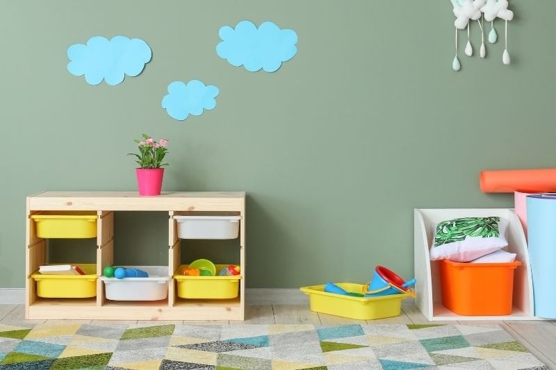 Geometrik Desenli ve Canlı Renkli Halı Kullanımı