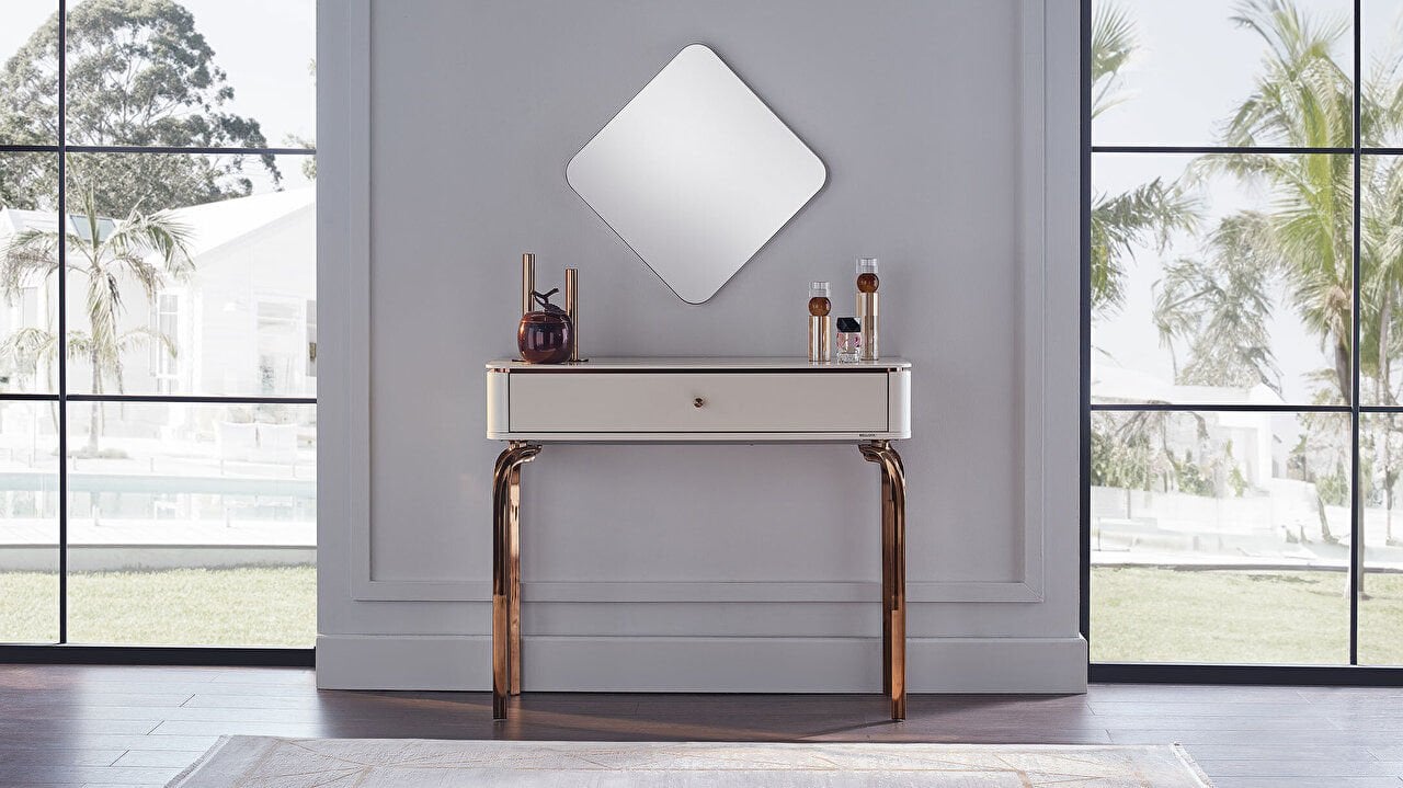 Larissa Dresuar Ve Ayna