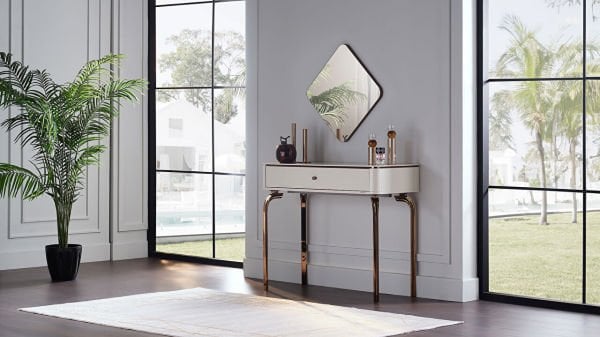 Larissa Dresuar Ve Ayna